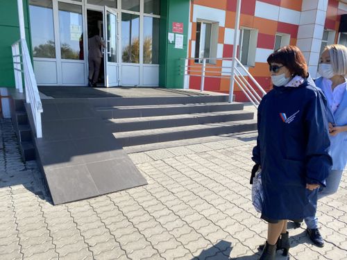 НА ЦЕНТРАЛЬНОЙ УЛИЦЕ КЫЗЫЛА ПОЯВИЛИСЬ УДОБНЫЕ ДЛЯ МАЛОМОБИЛЬНЫХ ГРАЖДАН СЪЕЗДЫ