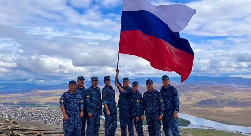 Сотрудники УФСИН России по Туве развернули российский триколор на священной горе Догээ