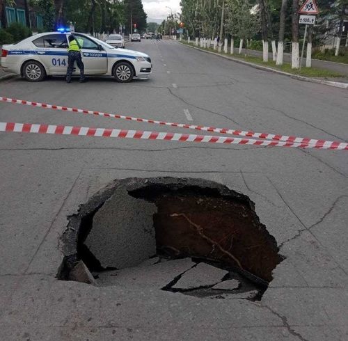 В центре Кызыла земля «ушла» из-под колес