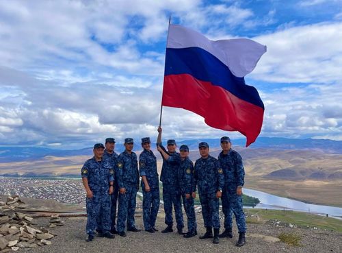 Сотрудники УФСИН России по Туве развернули российский триколор на священной горе Догээ