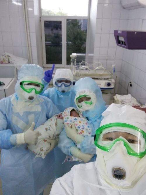 У МАМОЧКИ С COVID-19 РОДИЛИСЬ ДВОЙНЯШКИ