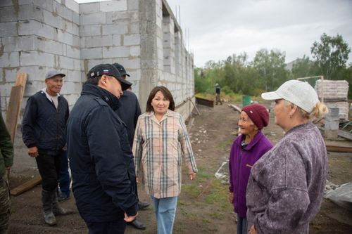 Владислав Ховалыг проверил строительство образовательных и культурных объектов в Улуг-Хемском районе