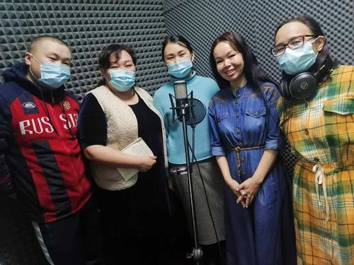 Артисты Тувы проводят мастер-класс по озвучиванию аудиокниги