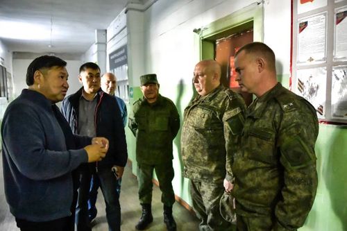 Глава Тувы лично ознакомился с порядком работы военного комиссариата Кызыла