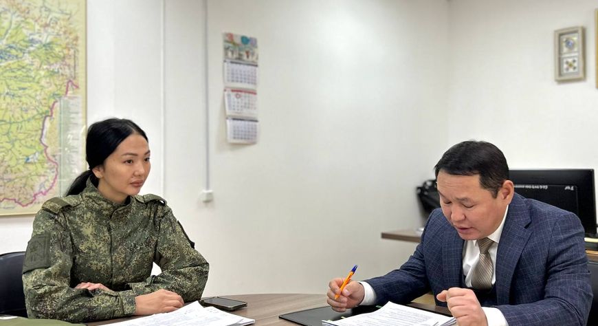 В Туве участница СВО прошла стажировку в Министерстве труда под руководством министра