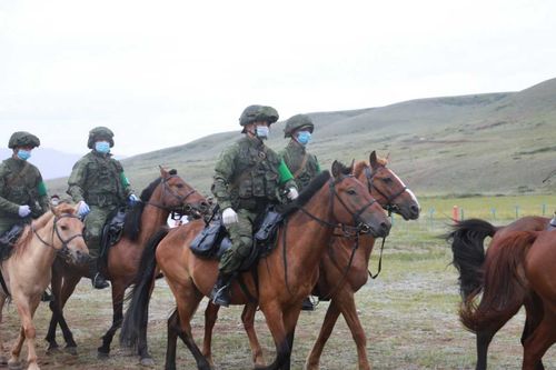 Участники "Конного марафона" вступили в двухдневную гонку протяженностью 130 километров