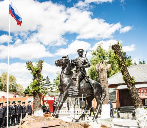В Кызыле открыли памятник «Пограничнику-кавалеристу»