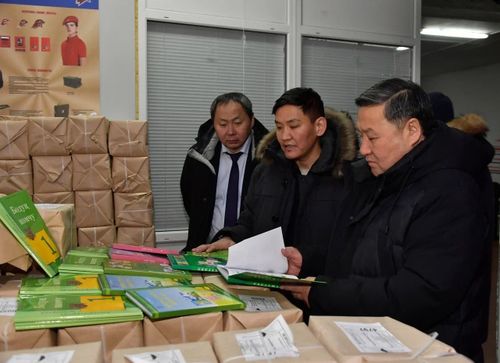 Тываның школаларынга тыва дыл болгаш төрээн чогаал өөредилге номнарын немей парлаткан