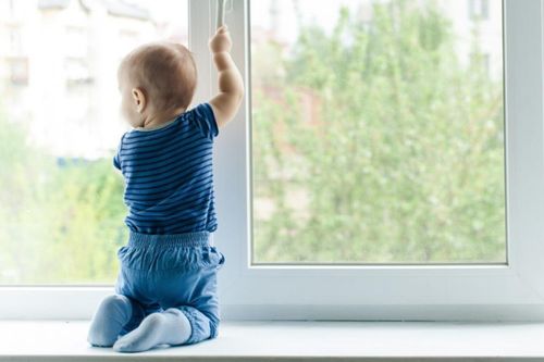 Как защитить ребенка от падения из окна?