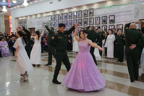 В честь Дня российского студенчества в Национальном театре Тувы прошел благотворительный бал «МыВместе».