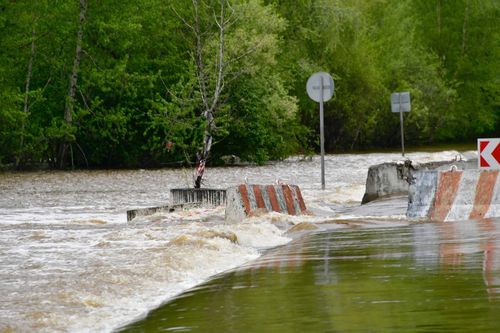 На размытом участке дороги у моста «Кок-Тей» час назад побывал врио Главы Тувы Владислав Ховалыг