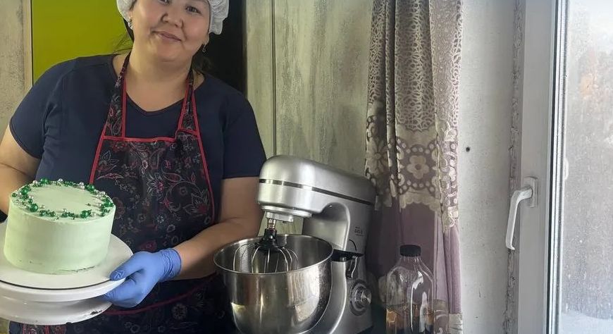 Сладкое дело: мать пятерых детей из Тувы превратила домашнюю выпечку в бизнес благодаря соцконтракту