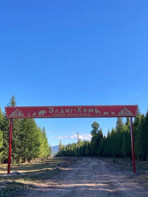 В селе Элдиг-Хеме торжественно открыли обновленный адресник