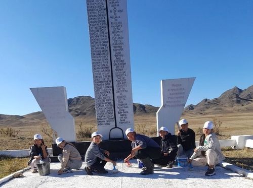 Семиклассники - «хранители истории» освежили памятник 60 богатырям