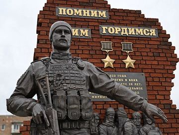 Глава Тувы принял участие в открытии монумента Владимиру Жоге в Волновахе