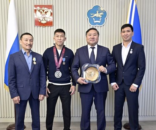 Глава Тувы вручил чемпиону Европы Начыну Монгушу медаль «За заслуги перед РТ»
