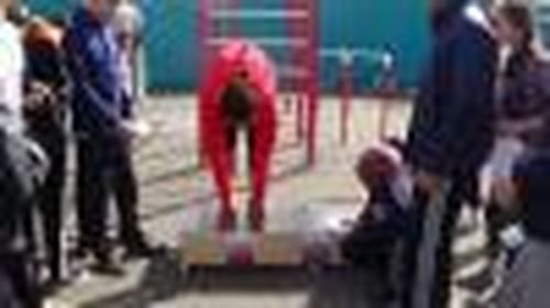 Знак ГТО на груди у него…