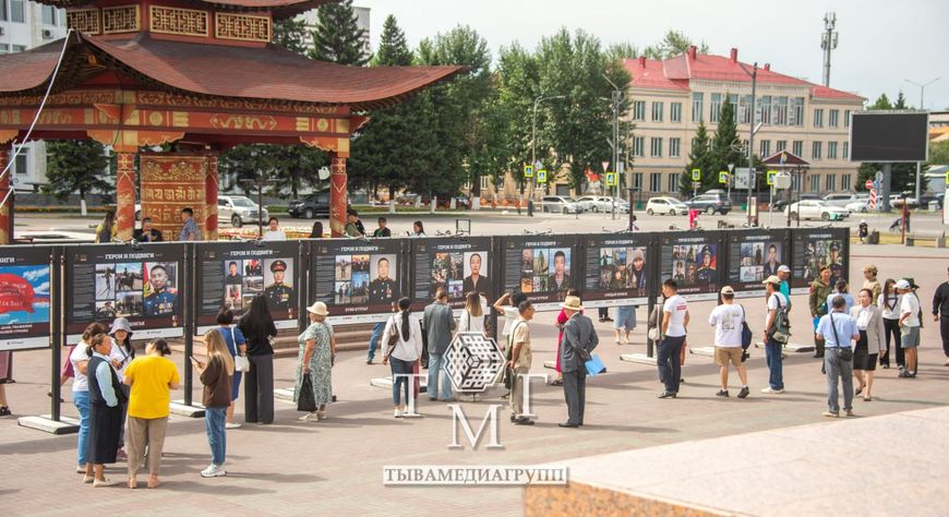 В Кызыле открыли фотовыставку "Герои и подвиги", посвященную защитникам Отечества
