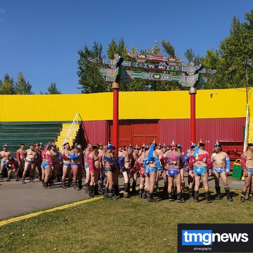 В День города Кызыла идет турнир по национальной борьбе хуреш среди ветеранов