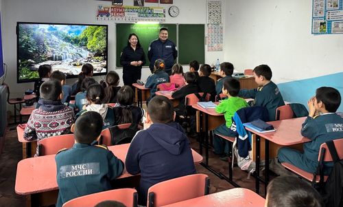 В городе Ак-Довураке сотрудники ГИБДД провели уроки безопасности для школьников