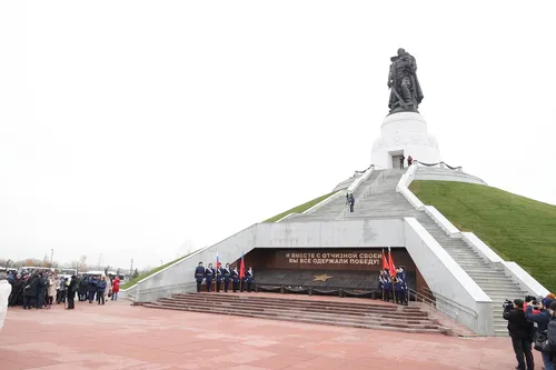 Кан-оол Даваа принял участие в церемонии открытия мемориала Воину-освободителю