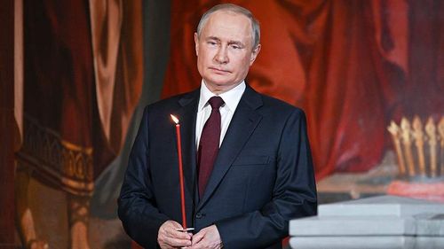 Путин посетил пасхальную службу в храме Христа Спасителя