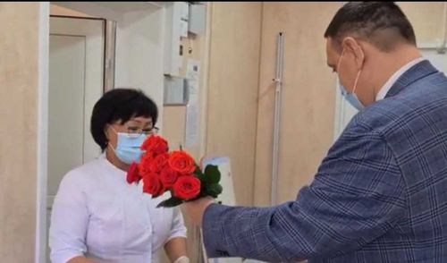 Фельдшера из Тувы поблагодарил глава сахалинского Минздрава