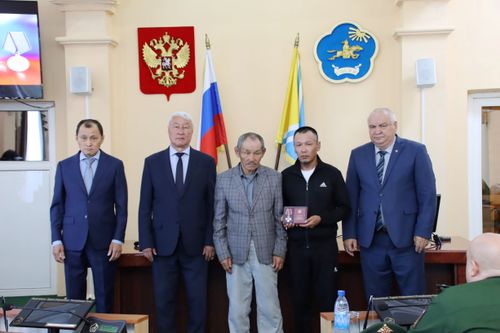 В Верховном Хурале вручили ордена Мужества родным павших в бою героев