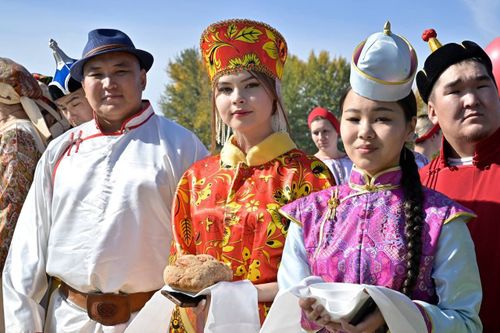 Глава Тувы поздравил с 80-летием Кызылский район