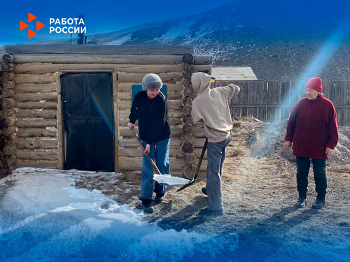 Подростки в Монгун-Тайгинском районе помогают пожилым навести порядок во дворах