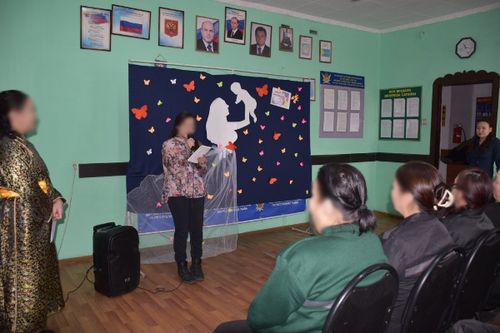 Студенты Кызылского колледжа искусств поздравили осужденных женщин с Днем матери