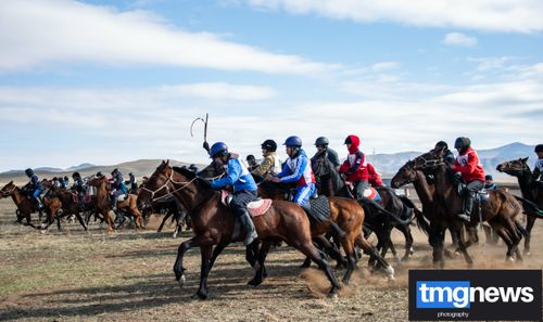 В Туве дали старт XXXI сезону конных скачек