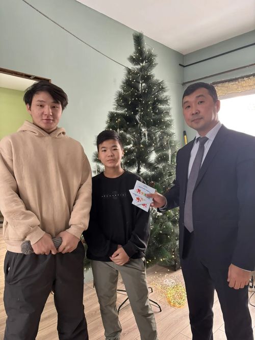 Братья Дангыт, оставшиеся без крова из-за пожара, отпраздновали новоселье в новом доме