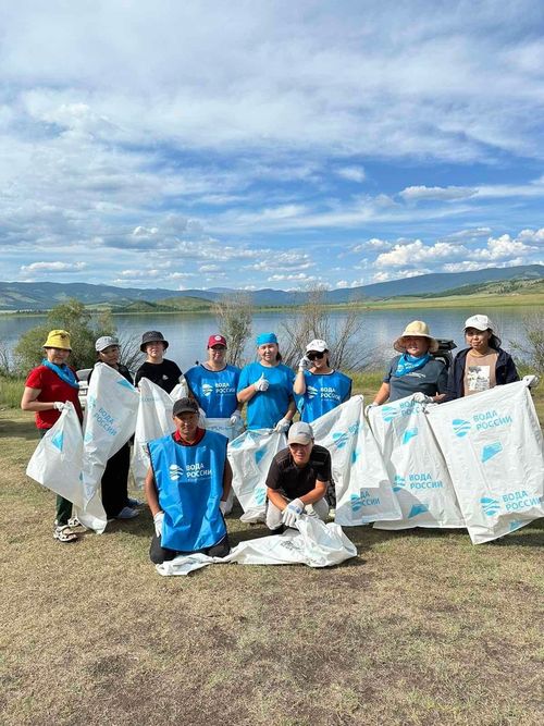 Сотрудники Администрации Пий-Хемского района очистили от мусора берег озера Билелиг