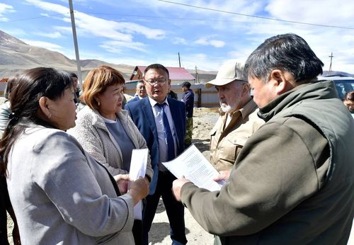 Глава Тувы, секретарь РО партии "Единая Россия" и заслуженный экономист России обсудили с жителями Монгун-Тайгинского района проблемные вопросы