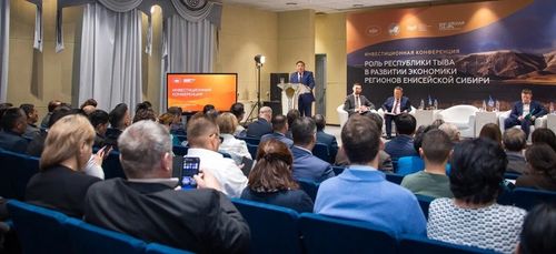 Владислав Ховалыг Сибирьниң экономиктиг сайзыралында Тываның ролюн инвестиция конференциязында демдеглээн