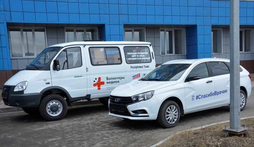 Тува передала врачам 2 машины