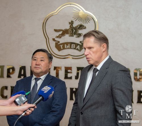 Михаил Мурашко вручил федеральные награды медицинским работникам Тувы