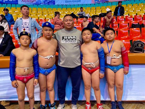 Моолга хүлер медальды алган