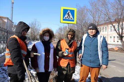 Молодежь поблагодарила местных дворников за работу