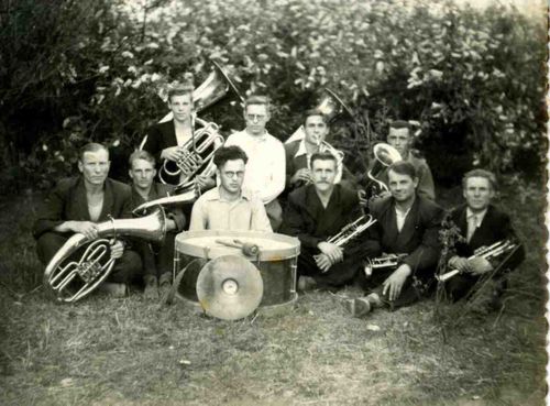 "В ГОРОДСКОМ САДУ ИГРАЕТ ДУХОВОЙ ОРКЕСТР..."