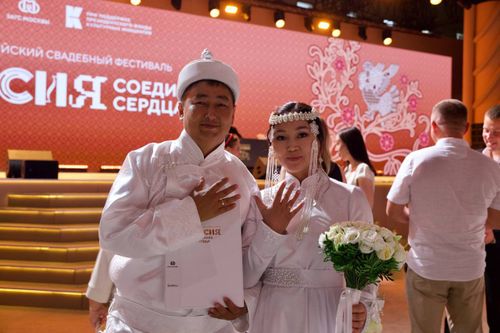 Пара из Тувы заключила брак на Всероссийском свадебном фестивале «Россия. Соединяя сердца»