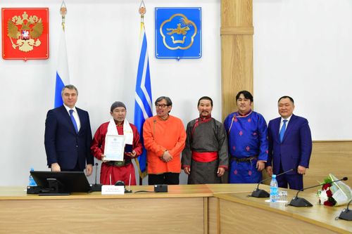 Глава Тувы вручил труженикам республики государственные награды