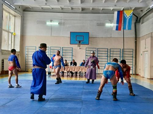 В гимназии №9 прошел открытый турнир по борьбе хуреш среди отцов