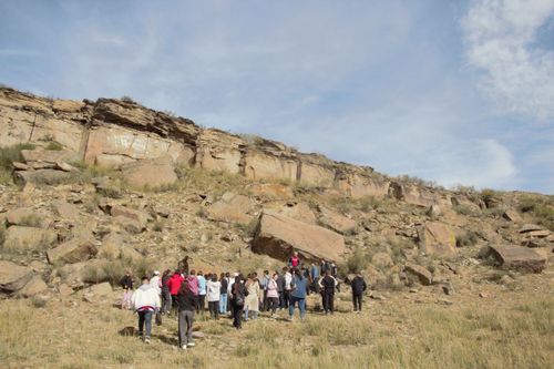 Сотрудники ТИГПИ рассказали школьникам об Ээрбекских петроглифах