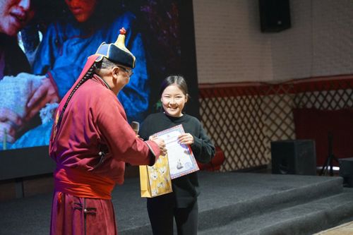 Аваның өпей ырындан эгелээн дээн