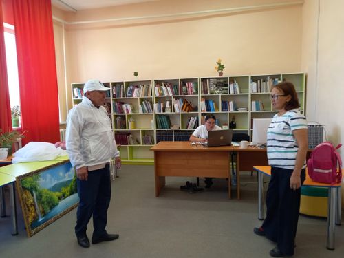 Секретарь Бай-Тайгинского местного отделения партии «Единая Россия» Байс Экер проверил ход подготовки к открытию модельной библиотеки Бай-Тайгинского