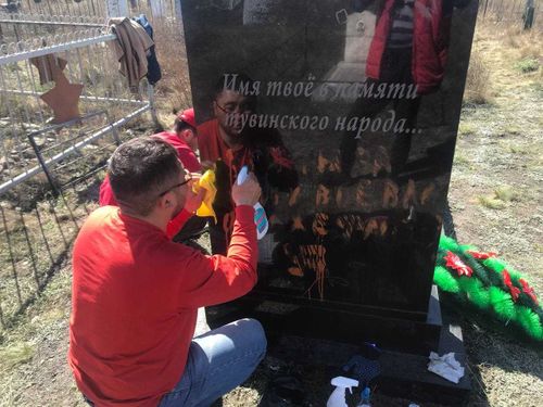 «Молодёжка ОНФ» восстановила памятник Кечил-оола после вандалов