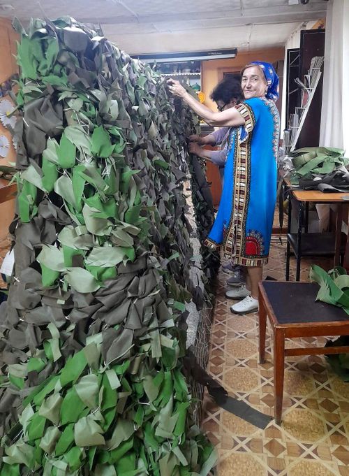 Активисты Центра общения старшего поколения из Мугур-Аксы сплели шестиметровую маскировочную сеть