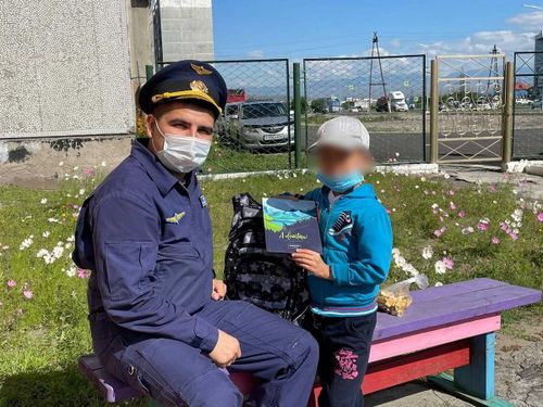 Росгвардейцы Тувы помогли этому бравому малому собраться в школу